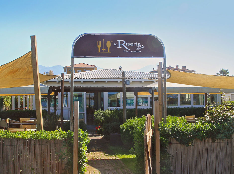 Entrance to the restaurant on the beach of Bagno Lido