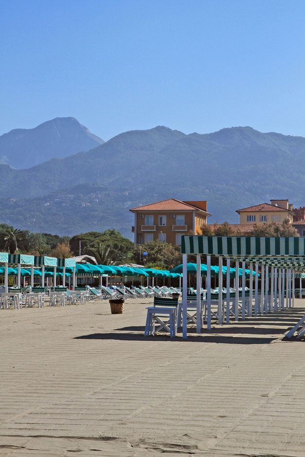 Veduta delle Alpi Apuane dalla spiaggia del Bagno Lido