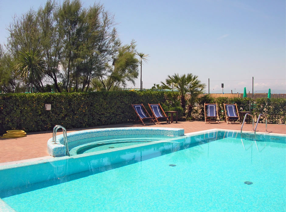 Angolo idromassaggio della piscina del Bagno Lido