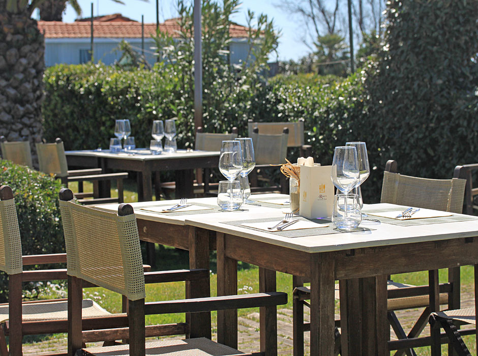 Tavolo con mise en place del ristorante del Bagno Lido
