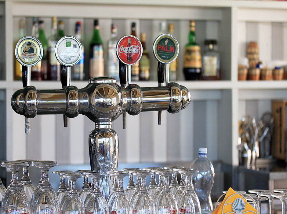 Dettagli del bar interno al ristorante del Bagno Lido