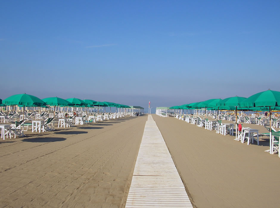 Spiaggia con passerella del Bagno Lido