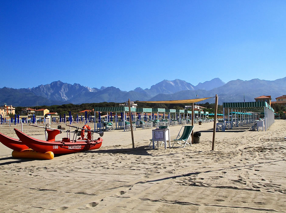 Veduta delle Alpi Apuane dalla spiaggia del Bagno Lido