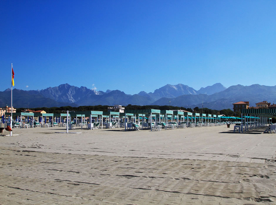 Veduta delle Alpi Apuane dalla spiaggia del Bagno Lido