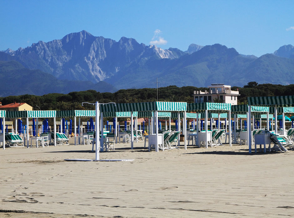 Veduta delle Alpi Apuane e tende del Bagno Lido